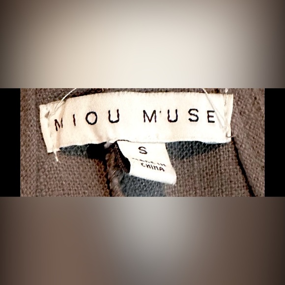 Miou Muse Boxy Button Strap Nubby Weave Linen Blend Cropped Overalls in Cement - Picture 5 of 5